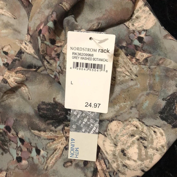 14th & Union Cold Shoulder Top - Picture 6 of 9